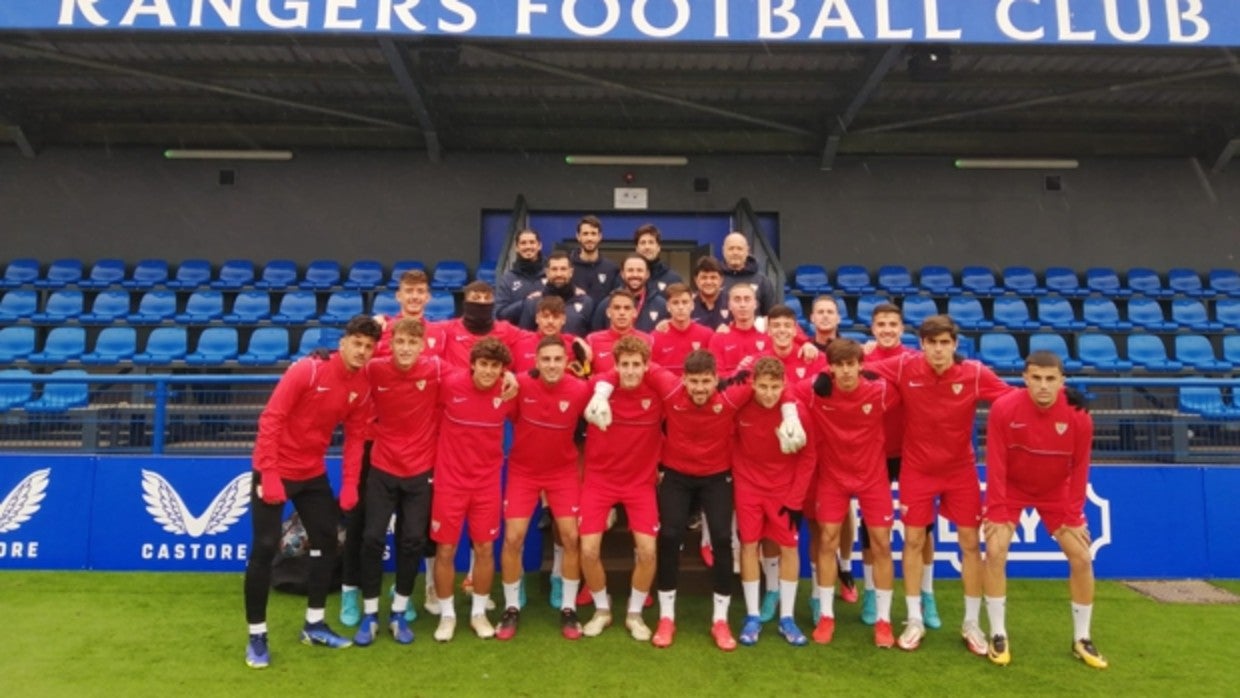 La expedición del Sevilla FC División de Honor juvenil ya ha entrenado hoy en las instalaciones del Glasgow Rangers para preparar el encuentro de este martes