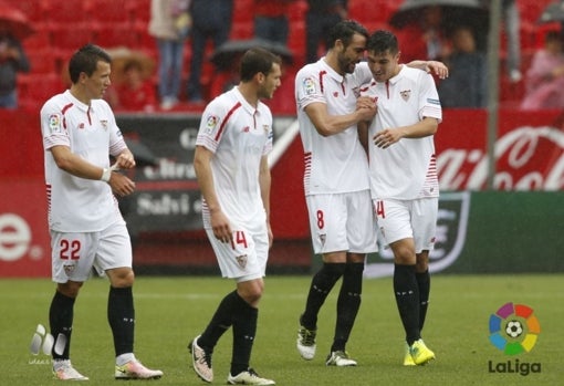 Konoplyanka, Cristóforo e Iborra felicitan a Diego González tras marcar éste en su debut con el Sevilla FC en LaLiga ante el Granada