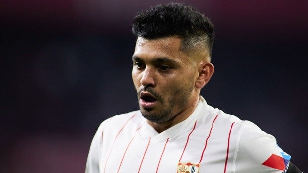 Tecatito Corona y una cláusula para hacer carrera en el Sevilla: 50 millones