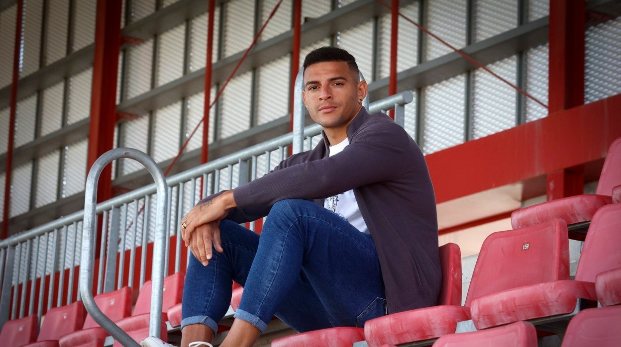 Diego Carlos posa en las gradas del estadio Jesús Navas