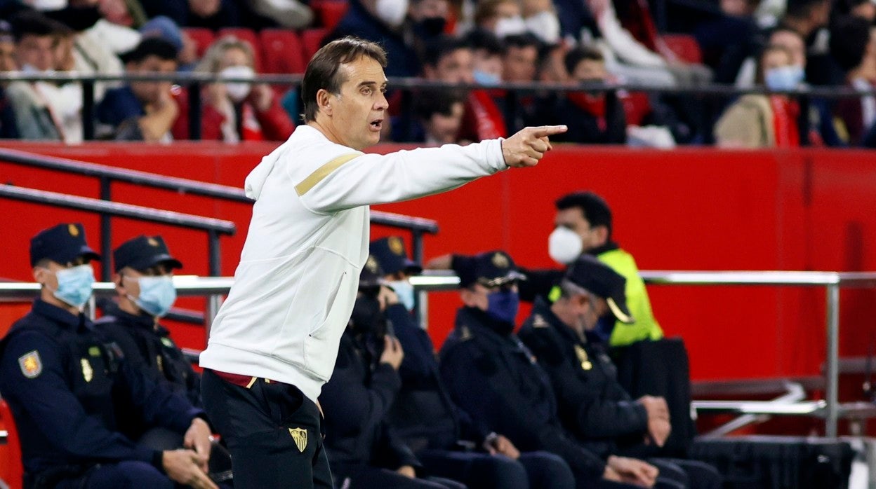 Julen Lopetegui da instrucciones a sus jugadores durante el Sevilla FC - Dinamo Zagreb