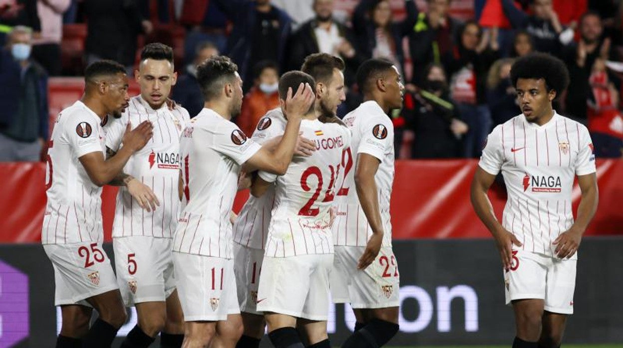 Los jugadores del Sevilla FC celebran uno de los tantos ante el Dinamo de Zagreb