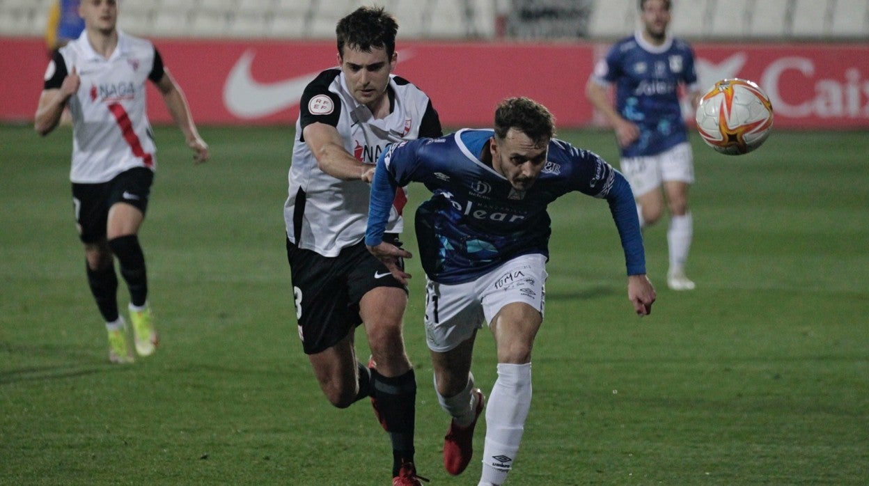 Kike Salas efectúa un desplazamiento ante la mirada de Toni García