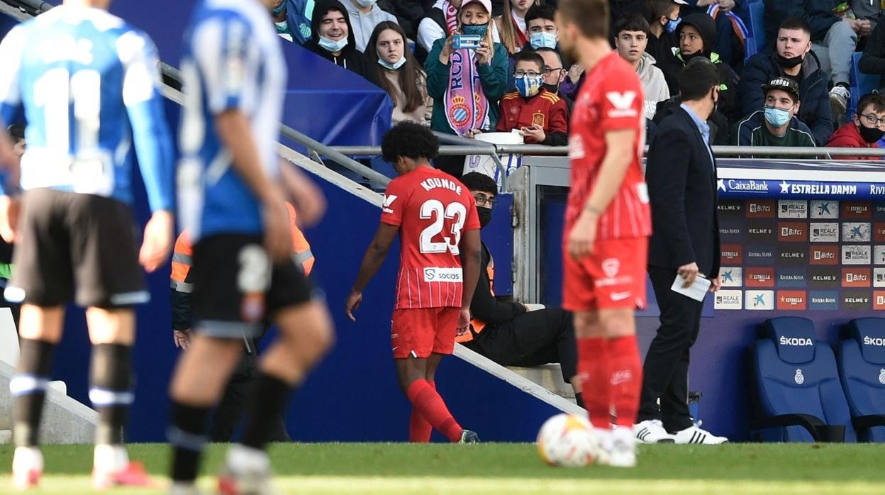 Koundé se marcha al vestuario tras ser expulsado, durante el RCD Espanyol-Sevilla FC jugado hoy