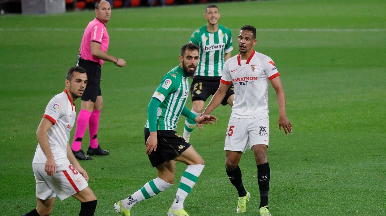 Fernando en un derbi de la pasada temporada