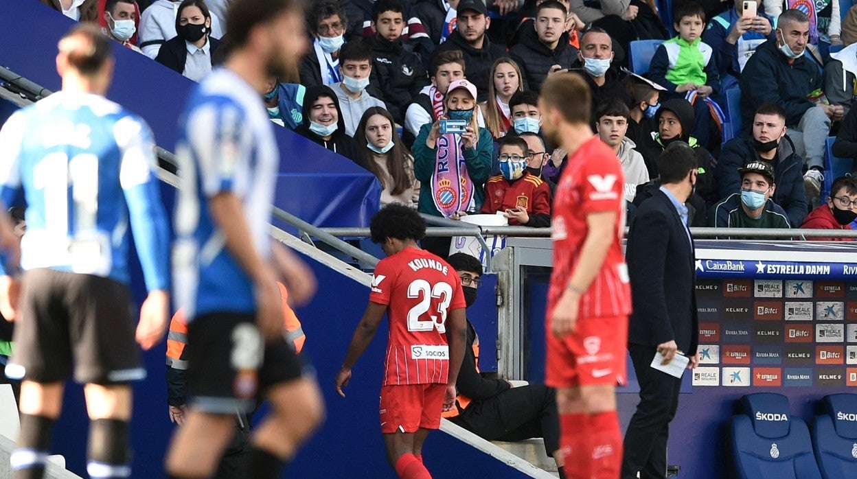 Koundé sale expulsado tras su acción con Puado en el Espanyol - Sevilla FC