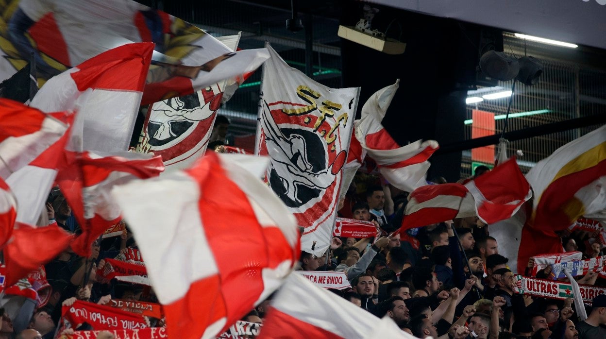 La afición sevillista, animando en el Sánchez-Pizjuán