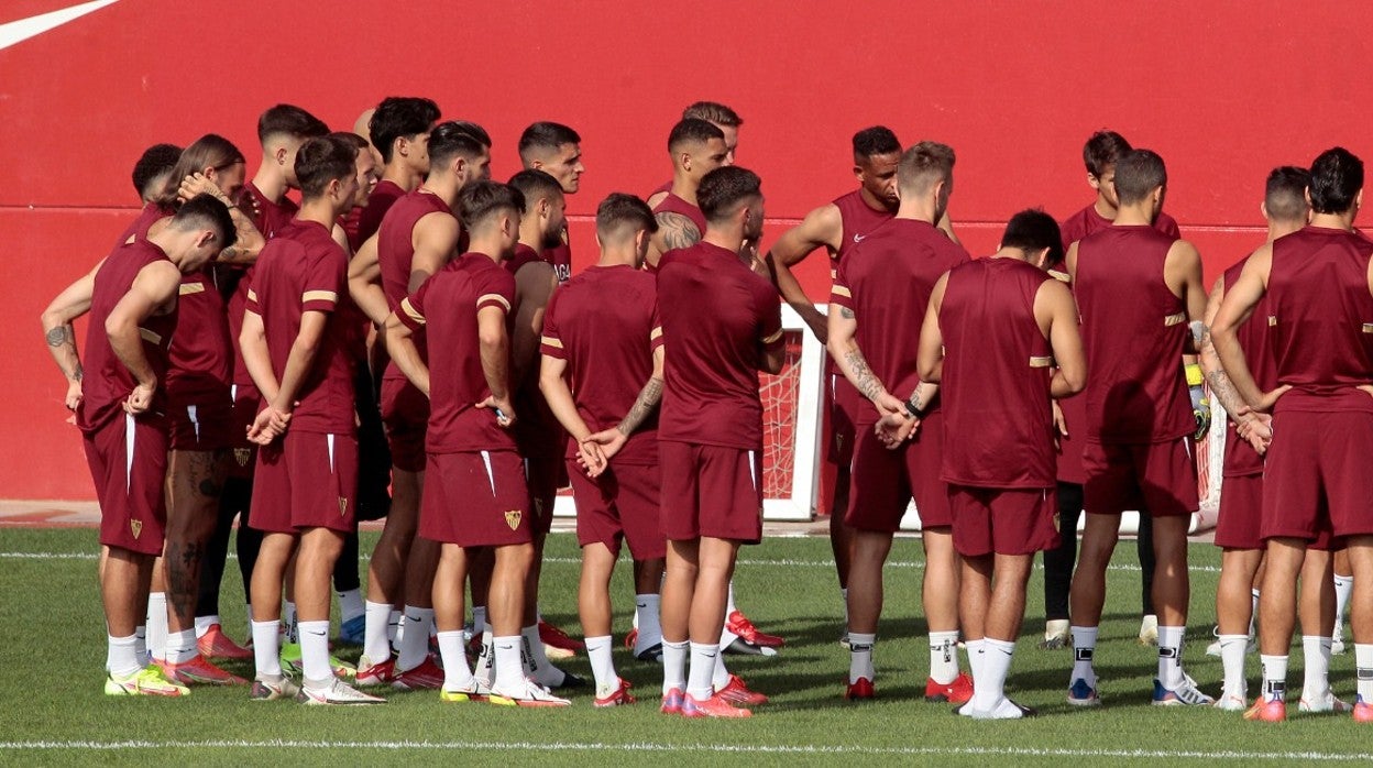 Los jugadores del Sevilla FC escuchan atentamente las palabras de Julen Lopetegui durante un entrenamiento esta temporada
