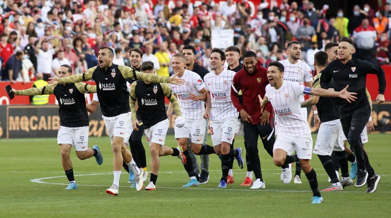 Fiesta y traca final del Sevilla FC: Vuelta de honor y loas para Jordán, Lopetegui y Monchi