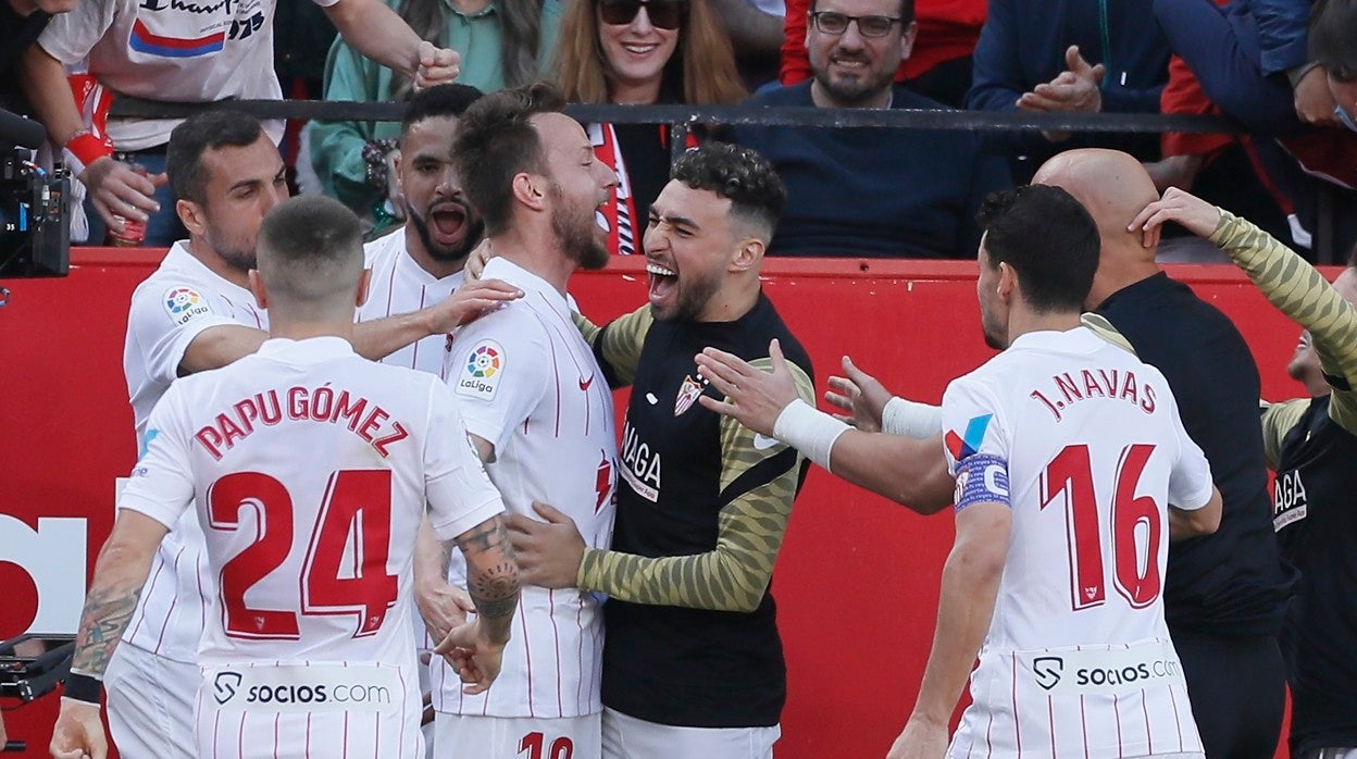 Los jugadores del Sevilla celebran el primer gol al Betis