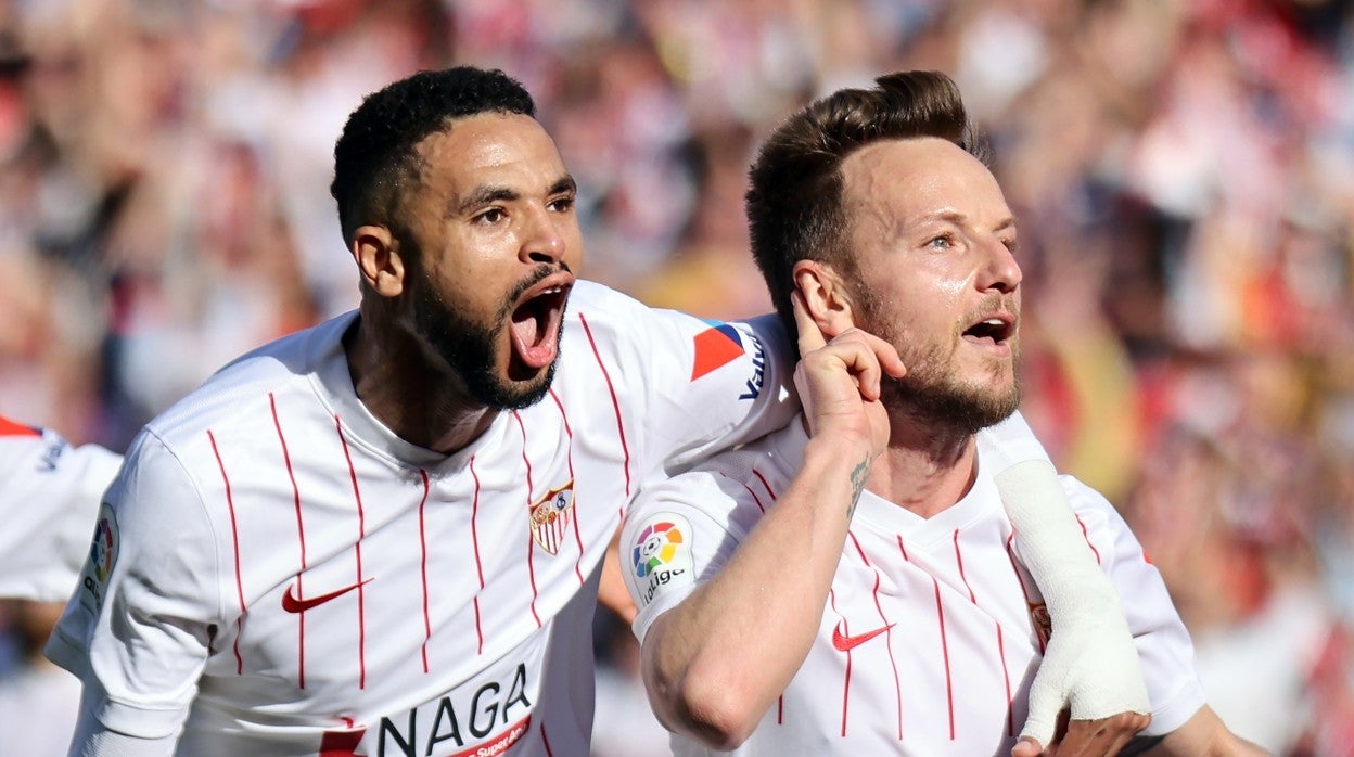 En-Nesyri y Rakitic celebran el 1-0 del croata en el derbi