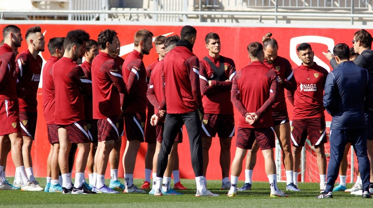 Erik Lamela escucha la charla de Lopetegui junto a sus compañeros antes de iniciar el entrenamiento