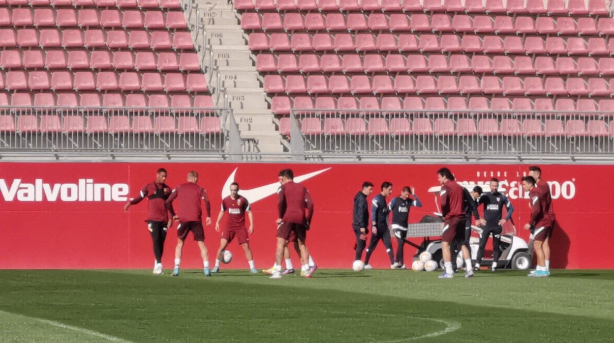 Varios jugadores del Sevilla FC, en el entrenamiento de esta mañana