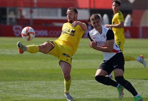 Nacho Quintana trata de llegar a un balón en el Jesús Navas
