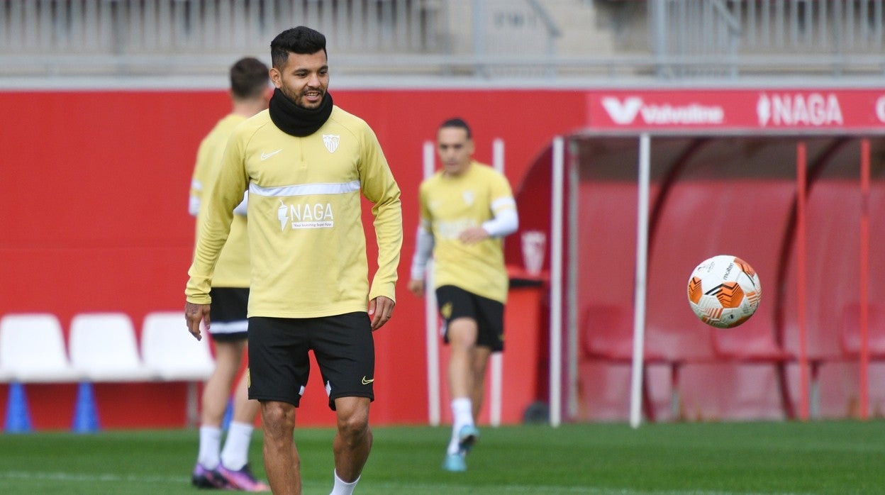 Tecatito Corona, en el entrenamiento de ayer en la ciudad deportiva del Sevilla FC