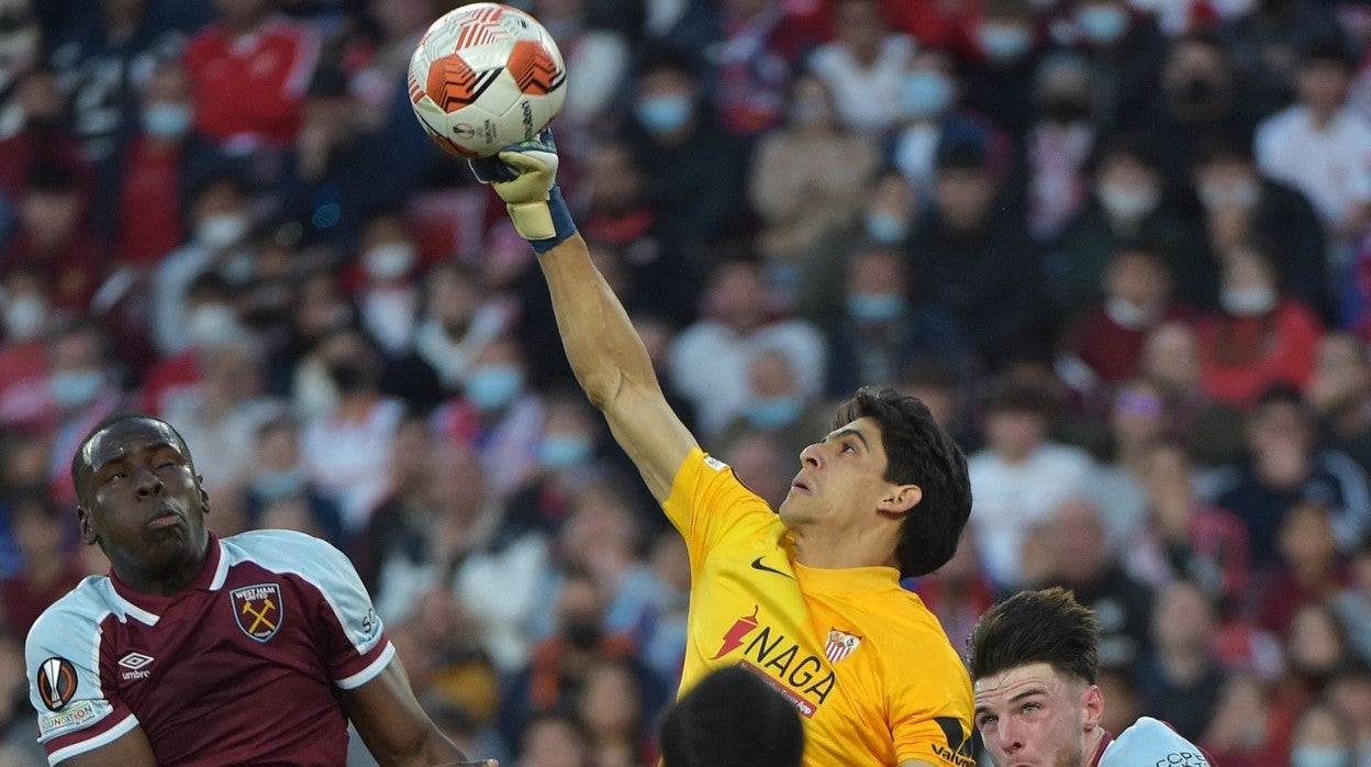 Bono da un puñetazo al balón en un lance del duelo ante el West Ham