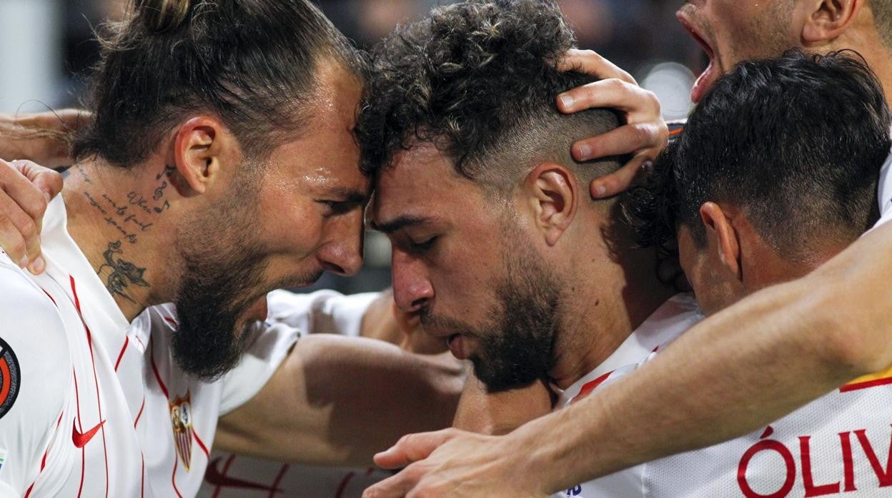 Gudelj celebra con Munir el gol del marroquí ante el West Ham