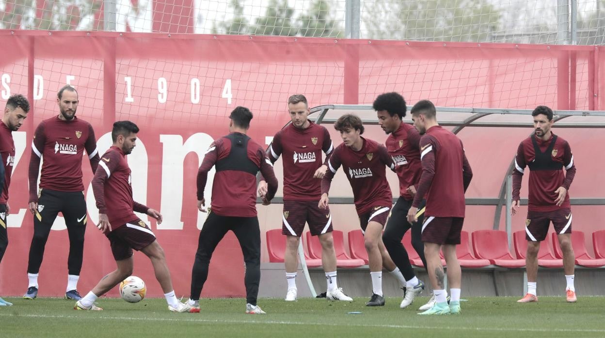 Los jugadores del Sevilla FC se han ejercitado por última vez antes de viajar a la capital de España para enfrentarse al Rayo Vallecano