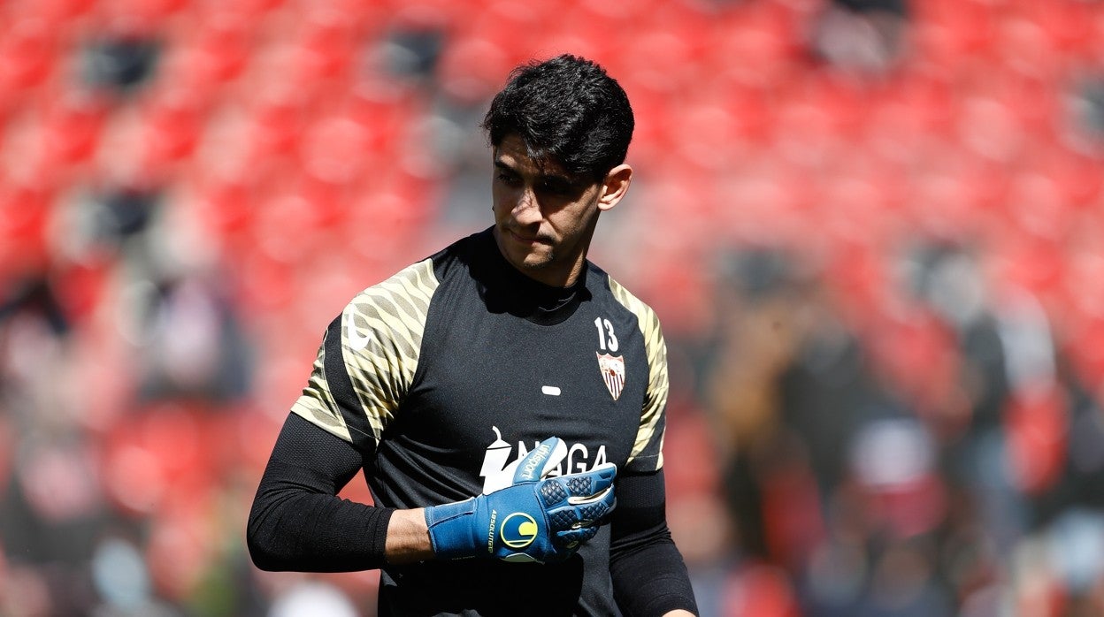 Bono, justo antes de jugar un partido con el Sevilla esta temporada