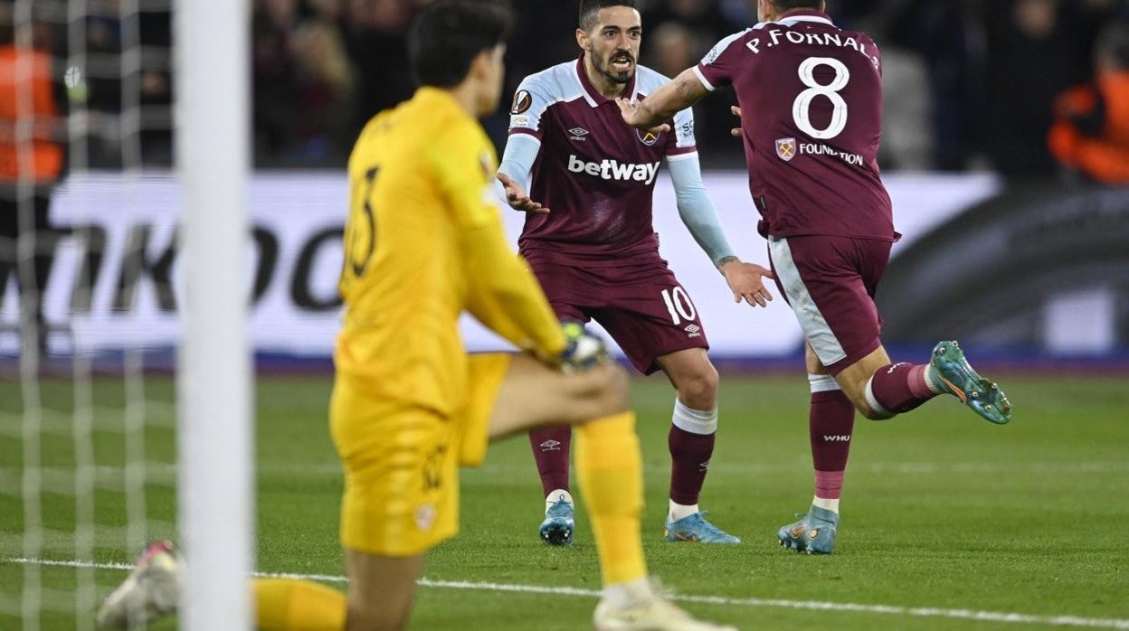 Lanzini y Fornals celebran el segundo gol del West Ham al Sevilla