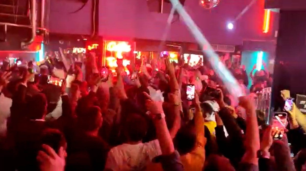 La discoteca Tiger Tiger de Londres, llena de aficionados del Sevilla FC cantando el himno