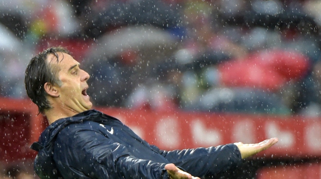 Lopetegui, cariacontecido, en el duelo entre el Sevilla y la Real Sociedad