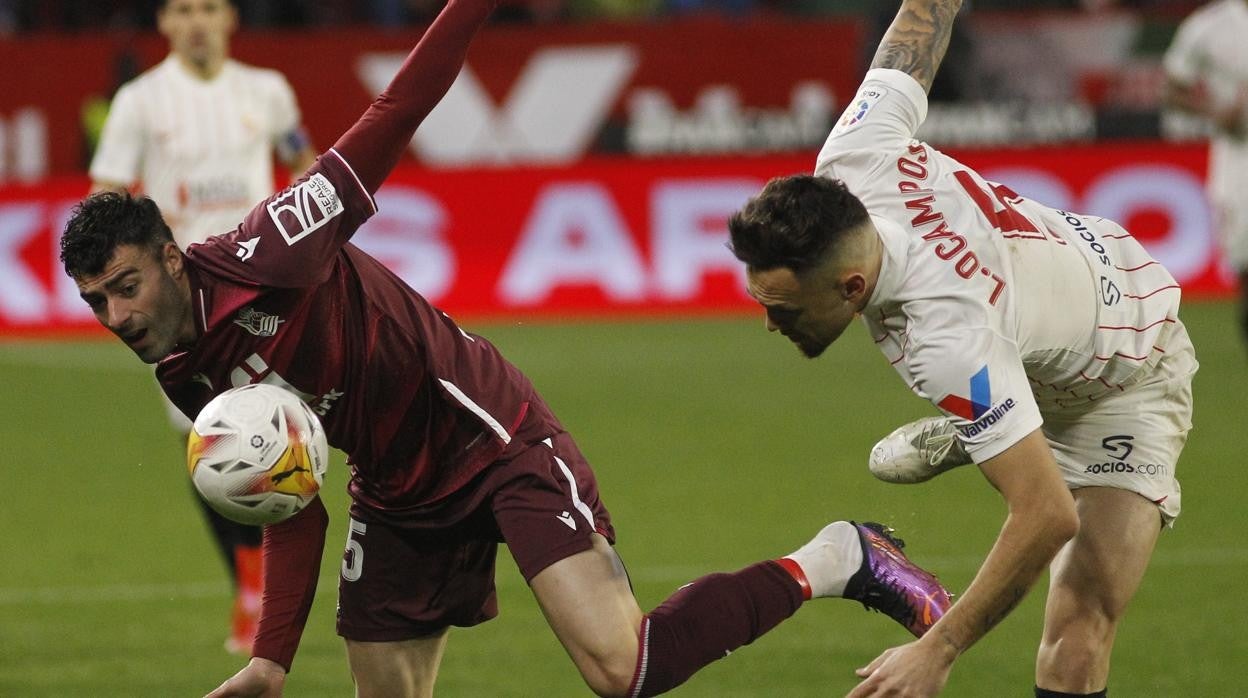 Ocampos trata de llevarse el balón ante Rico el pasado domingo