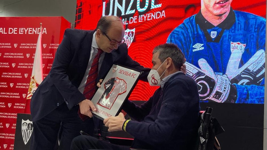Unzué recibe el XII Dorsal de Leyenda del Sevilla FC