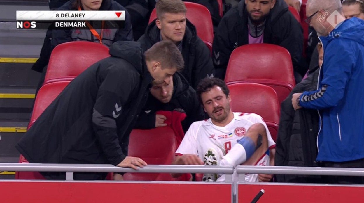 Thomas Delaney en el momento en el que tuvo que ser sustituido en el amistoso de la selección de Dinamarca ante Holanda