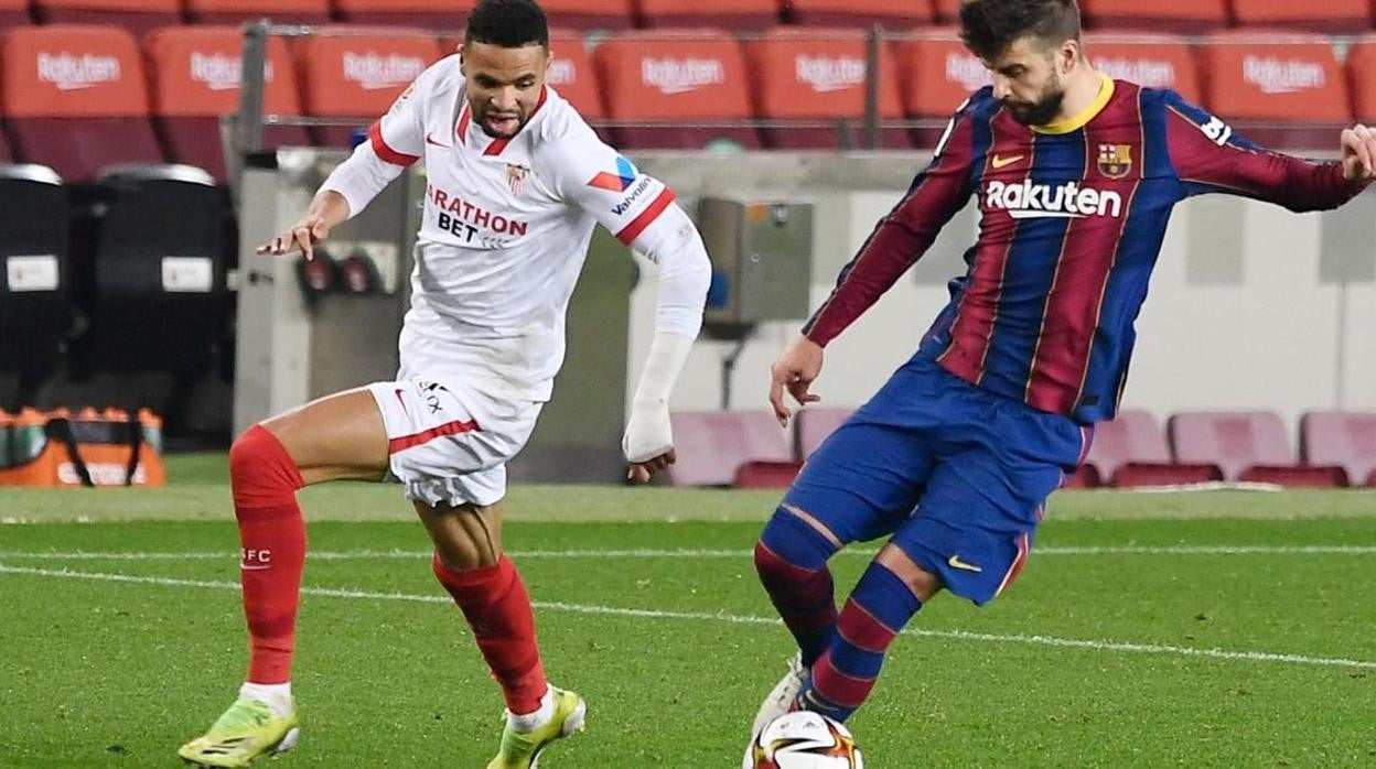 Ocampos y Jordi Alba disputan el balón en el Sevilla - Barcelona jugado en Nervión