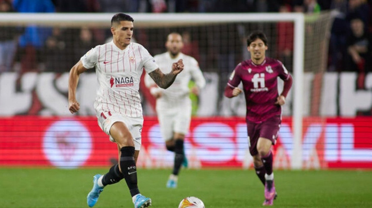 Erik Lamela conduce el balón durante el Sevilla FC - Real Sociedad