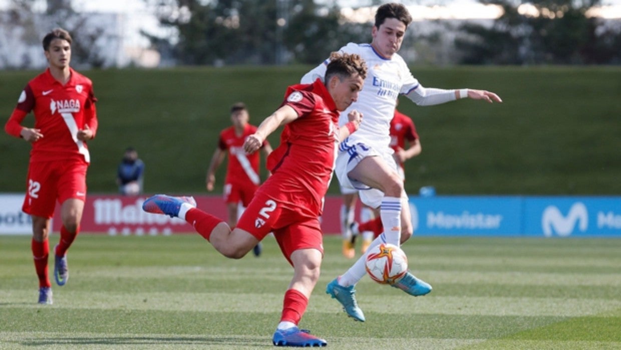 Valentino despeja un balón en el Alfredo Di Stéfano