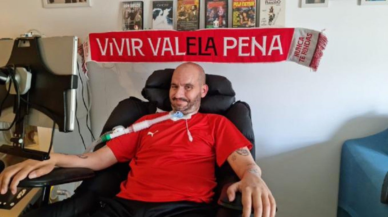 Jordi Sabaté, con la bufanda del Sevilla FC