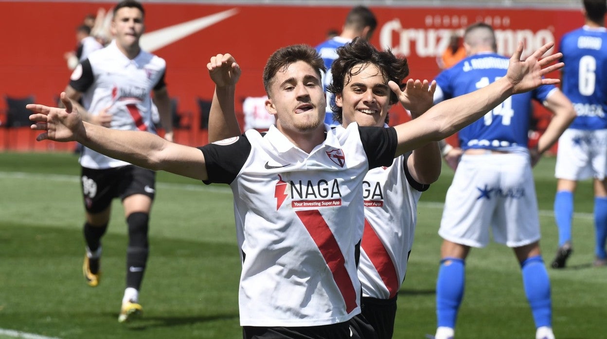 Iván Romero extiende los brazos a razón de uno de sus goles frente al San Fernando