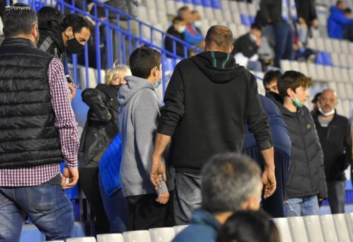 Momento del impacto, donde varias personas se interesan por el niño