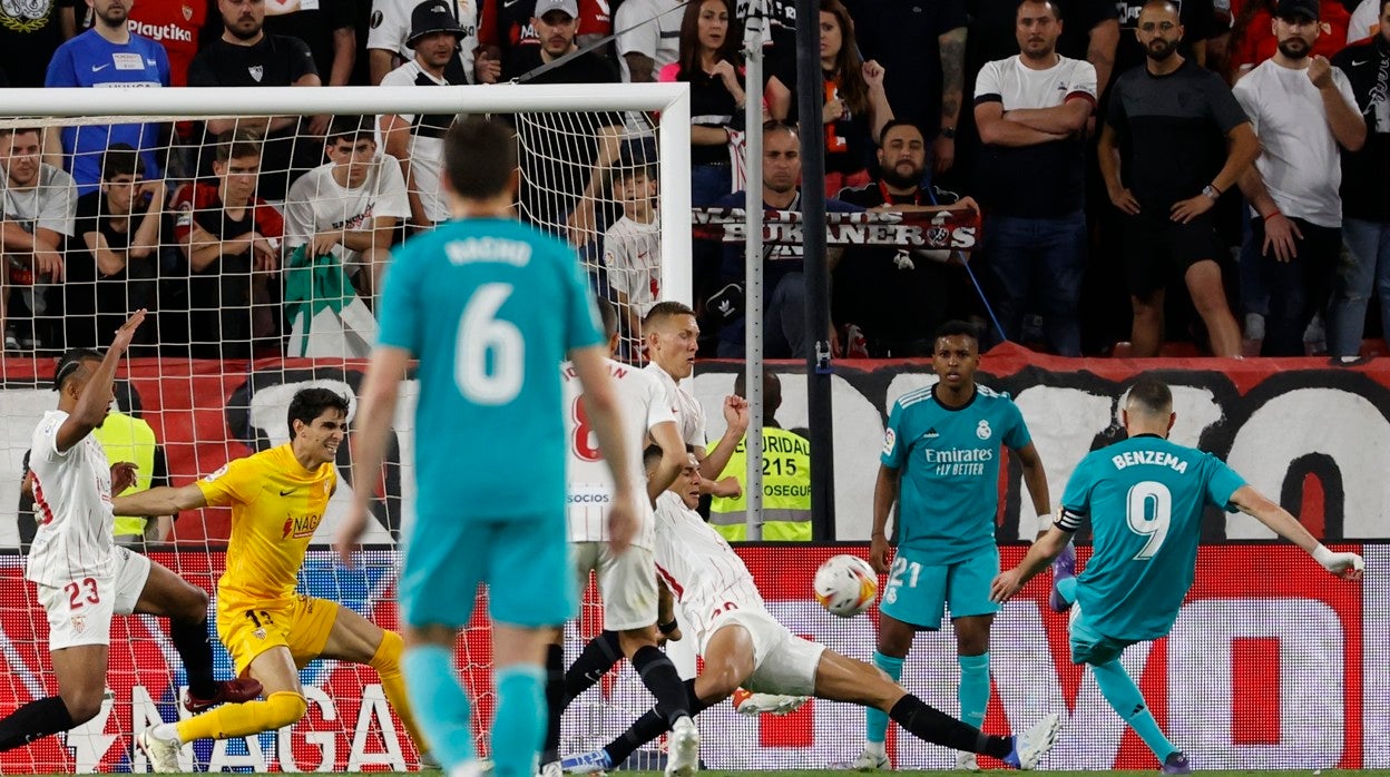 Momento en el que Benzema anota el 2-3 definitivo