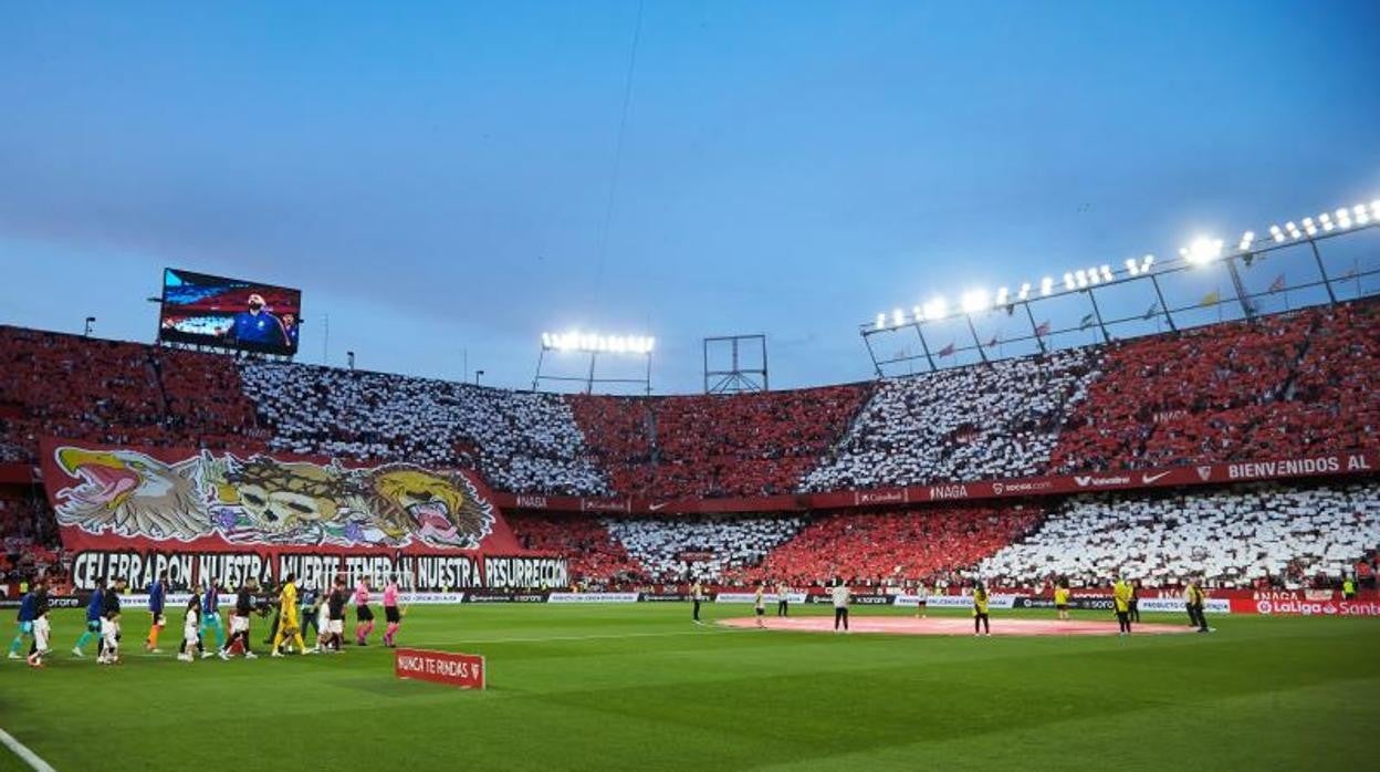 Imagen del momento en el que saltan los dos equipos al Sánchez-Pizjuán
