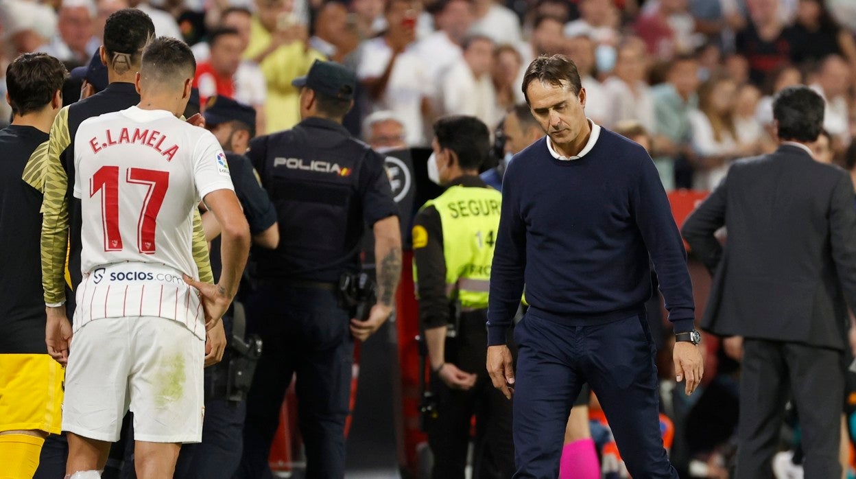 Lopetegui y los jugadores del Sevilla cabizbajos al terminar el partido contra el Real Madrid