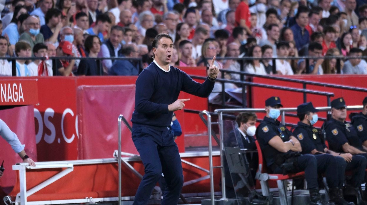Julen Lopetegui da instrucciones a sus jugadores durante el Sevilla FC - Real Madrid