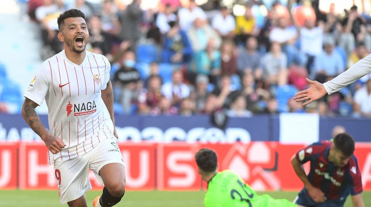 Tecatito Corona celebra su segundo gol