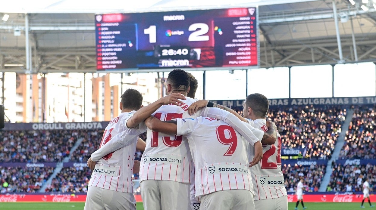 Los jugadores sevillistas se abrazan tras el 1-2 ante el Levante
