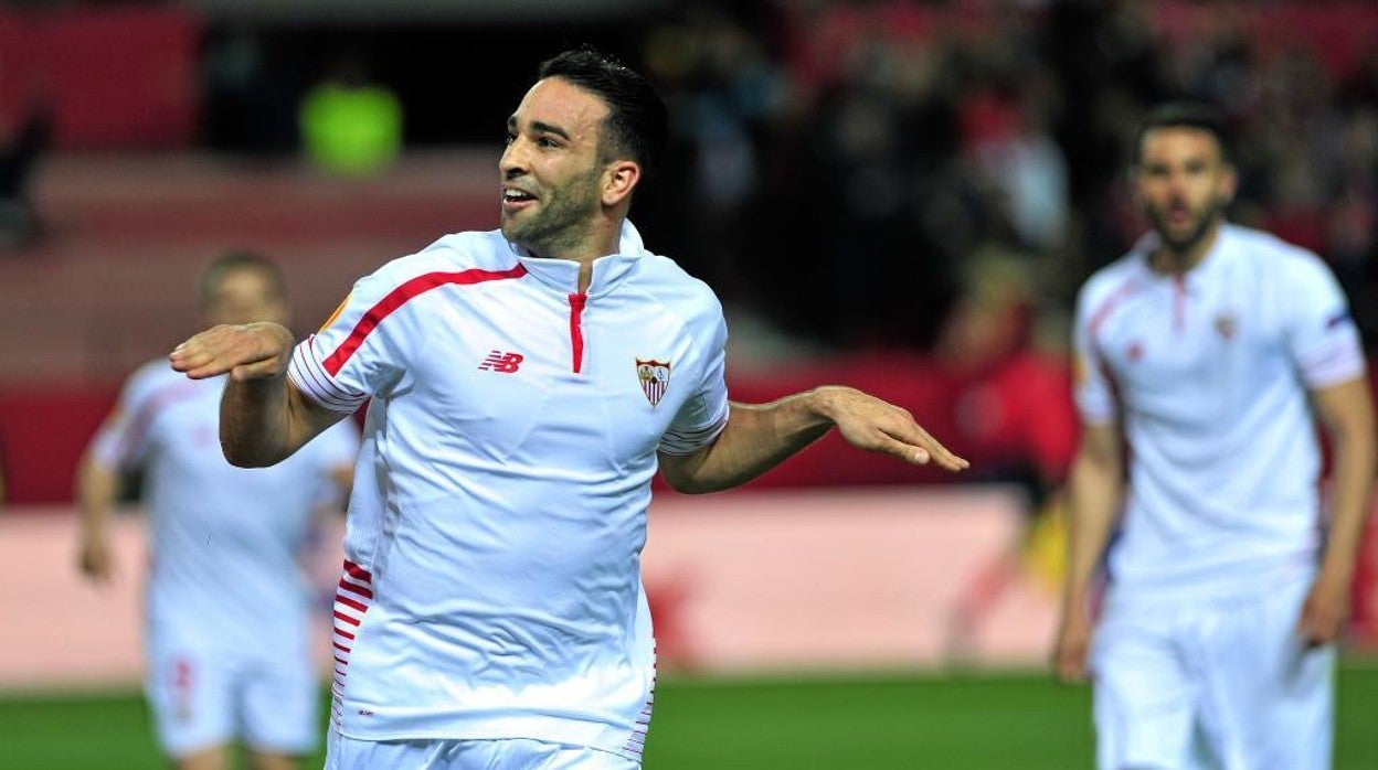 Adil Rami celebra un gol en su etapa en el Sevilla FC