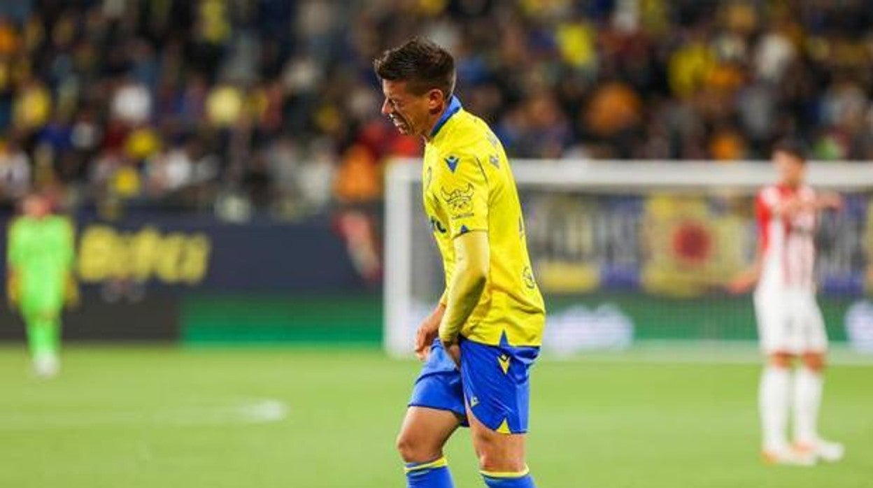 Rubén Alcaraz tuvo que retirarse en el choque del Cádiz CF ante el Athletic Club por una lesión muscular
