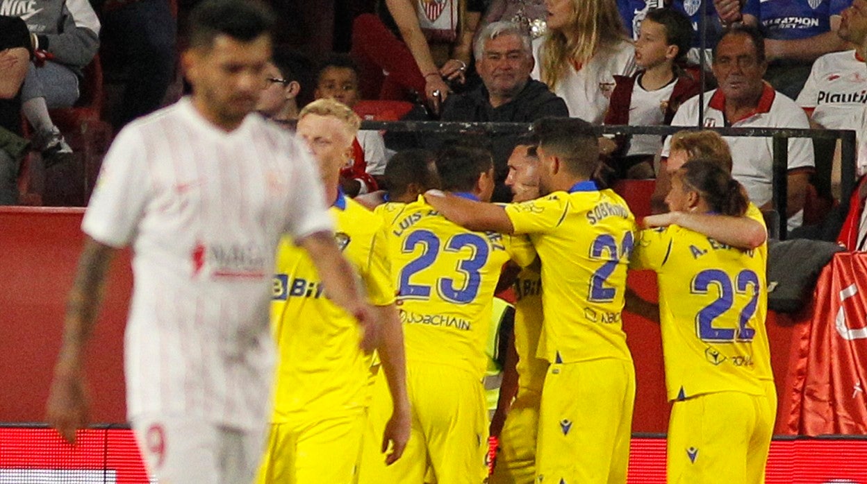 Los jugadores del Cádiz celebran el golazo de Lucas Pérez, con Tecatito Corona en primer plano