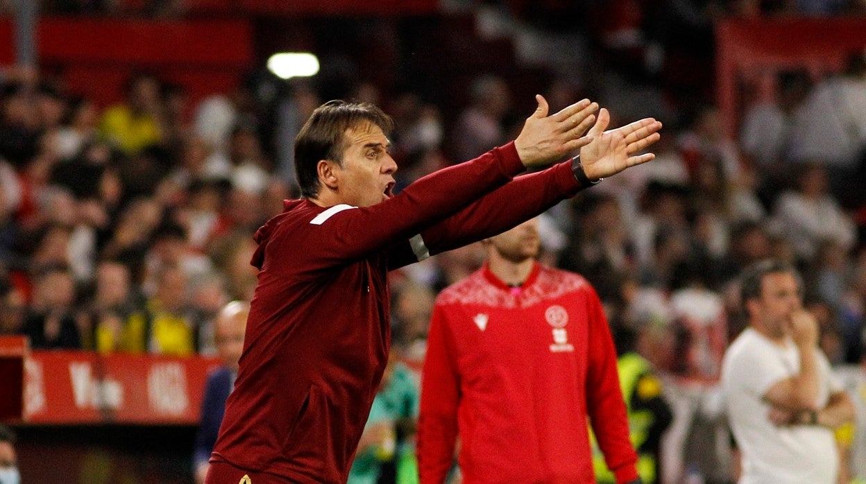 Julen Lopetegui da instrucciones a sus jugadores desde la banda durante el Sevilla FC - Cádiz