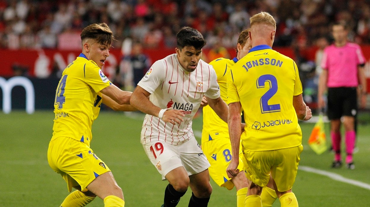 Acuña, rodeado de jugadores del Cádiz