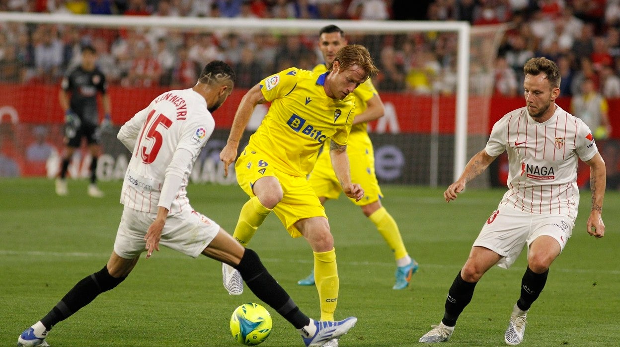 En-Nesyri, Álex y Rakitic, en el partido jugado ayer entre el Sevilla FC y el Cádiz CF