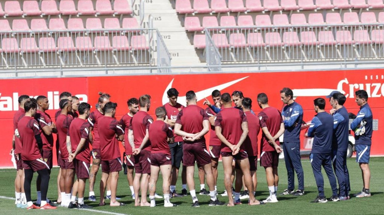 El entrenador del Sevilla FC, Julen Lopetegui, habla con los futbolistas durante un entrenamiento