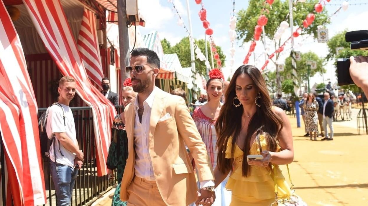 Suso, junto a su pareja, a su llegada a la caseta de la Feria donde se celebró el almuerzo