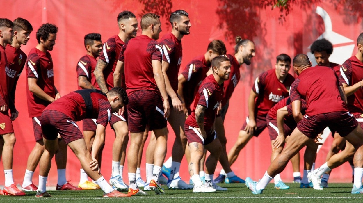 Los jugadores sevillistas, realizando estiramientos en un entrenamiento